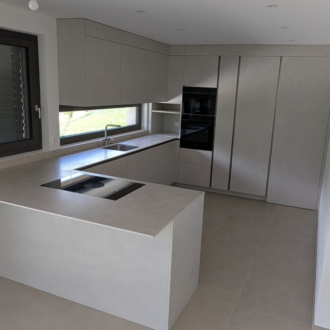 Cette cuisine @snaiderocucine allie design épuré, lumière naturelle et fonctionnalité sur mesure. ➕ Accès direct à l’économat intégré ☀️ Vue dégagée sur les Alpes 📸 Photo : Joël P. #Snaidero #CuisineDesign #ArchitectureIntérieure #FerdLiettiSA #acceuil #news #photo2025 #cuisines