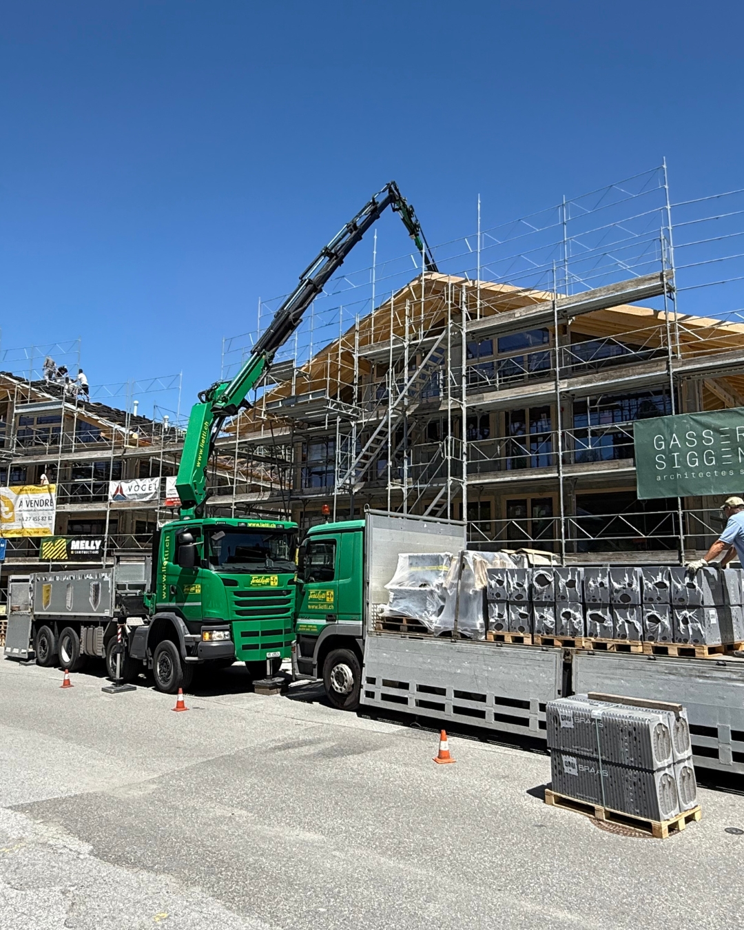 Sur ce chantier d’envergure, deux camions-grues LIETTI 🚚💪 ont assuré une livraison directe sur toiture des tuiles BMI BRAAS 🏠. 🔹 Matériaux premium 🧱 🔹 Levage technique en hauteur 🏗️ 🔹 Efficacité logistique sur site ⏱️ 👏 Un grand bravo à notre équipe de livraison pour sa rigueur et son savoir-faire maîtrisé ! 🛠️ Vous construisez ? Nous livrons. Là où il faut, quand il faut. 📍 📸 Photo : Charles C. & notre équipe livraison #FerdLietti #LogistiqueDeChantier #CamionGrue #LivraisonToiture #BMIbraas #photo2025 #accueil #news