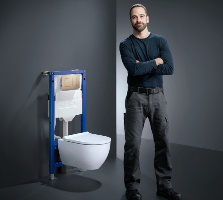 – derrière comme devant la paroi – la différence se ressent, dès l’installation et jusque dans la performance du rinçage. Le système de WC Geberit associe : ✅ le nouvel élément Duofix optimisé, ✅ une cuvette avec technologie TurboFlush, ✅ et la plaque de déclenchement Sigma. 👉 Une solution complète et fiable pour chaque WC. 🔧 Et pour le montage ? Jusqu’à 40% plus rapide Sans outil grâce à la fixation EFF3 Un dispositif de montage ingénieux ➡️ Résultat : un travail facilité et des clients satisfaits sur le long terme. #Geberit #Innovation #TurboFlush #Sigma #InstallationFacile #news #sanitaires #sallesdebains #accueil
