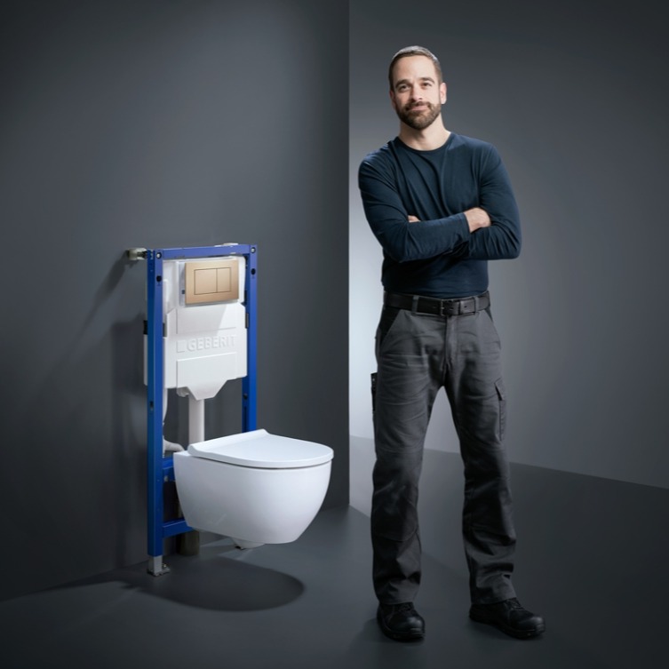– derrière comme devant la paroi – la différence se ressent, dès l’installation et jusque dans la performance du rinçage. Le système de WC Geberit associe : ✅ le nouvel élément Duofix optimisé, ✅ une cuvette avec technologie TurboFlush, ✅ et la plaque de déclenchement Sigma. 👉 Une solution complète et fiable pour chaque WC. 🔧 Et pour le montage ? Jusqu’à 40% plus rapide Sans outil grâce à la fixation EFF3 Un dispositif de montage ingénieux ➡️ Résultat : un travail facilité et des clients satisfaits sur le long terme. #Geberit #Innovation #TurboFlush #Sigma #InstallationFacile #news #sanitaires #sallesdebains #accueil