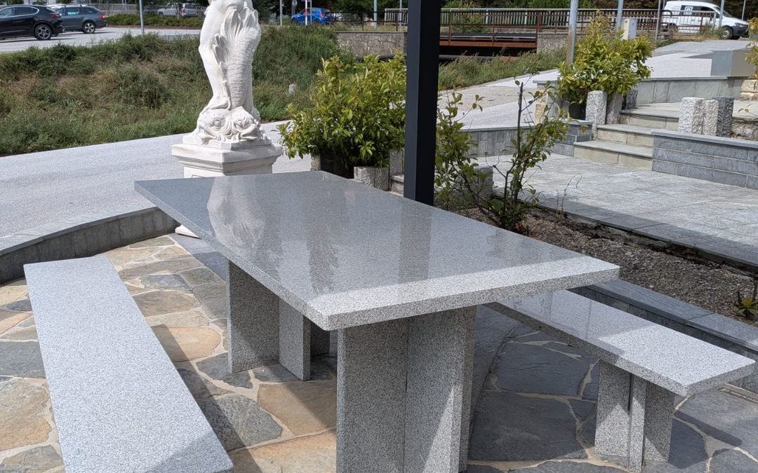 🌿 Offrez à votre espace extérieur une table qui combine raffinement naturel et robustesse inégalée : 📐 Dimensions : 200 x 95 cm 🪨 Épaisseur : 4 cm ⚖️ Poids : 540 kg – stabilité garantie 💰💰 Prix : CHF 1'090.– TTC 💰💰 (départ de nos dépôts, sans pose) Le granit, matériau noble et intemporel, résiste aux intempéries et sublime vos terrasses et jardins pour de longues années. 👉 Transformez vos moments en extérieur en véritables instants d’exception. 📞 Contactez-nous dès aujourd’hui pour réserver la vôtre : 🎺 027 205 65 85 🏢 Ferd. Lietti SA Rue de la Dixence 48, 1950 Sion 🌐 www.lietti.ch #accueil #news #materiaux #granit