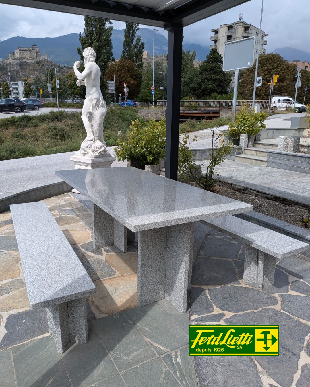 🌿 Offrez à votre espace extérieur une table qui combine raffinement naturel et robustesse inégalée : 📐 Dimensions : 200 x 95 cm 🪨 Épaisseur : 4 cm ⚖️ Poids : 540 kg – stabilité garantie 💰💰 Prix : CHF 1'090.– TTC 💰💰 (départ de nos dépôts, sans pose) Le granit, matériau noble et intemporel, résiste aux intempéries et sublime vos terrasses et jardins pour de longues années. 👉 Transformez vos moments en extérieur en véritables instants d’exception. 📞 Contactez-nous dès aujourd’hui pour réserver la vôtre : 🎺 027 205 65 85 🏢 Ferd. Lietti SA Rue de la Dixence 48, 1950 Sion 🌐 www.lietti.ch #accueil #news #materiaux #granit