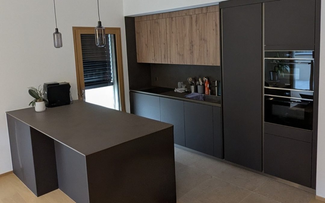 Un design moderne, des lignes épurées et des finitions soignées — cette cuisine allie élégance et praticité à la perfection. Un espace pensé pour le plaisir du quotidien, avec des matériaux de qualité et une touche contemporaine signée Ferd. Lietti SA. 📍 Fully, Suisse 📷 Joël P. @bbx_mci #FerdLiettiSA #photo2025 #accueil #news #cuisines