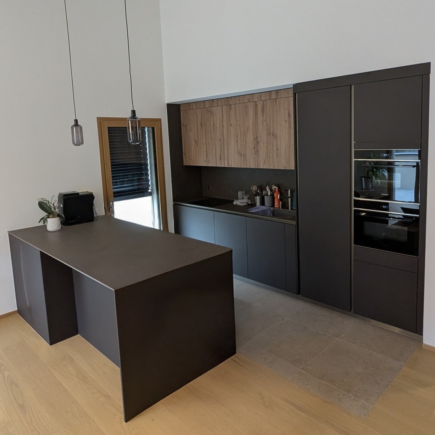 Un design moderne, des lignes épurées et des finitions soignées — cette cuisine allie élégance et praticité à la perfection. Un espace pensé pour le plaisir du quotidien, avec des matériaux de qualité et une touche contemporaine signée Ferd. Lietti SA. 📍 Fully, Suisse 📷 Joël P. @bbx_mci #FerdLiettiSA #photo2025 #accueil #news #cuisines