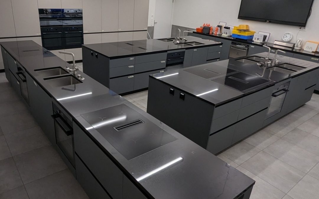 Voici la toute nouvelle cuisine pĂ©dagogique que nous avons conçue et installĂ©e au CO de Saint-GuĂ©rin. Un espace moderne, fonctionnel et inspirant, destinĂ© Ă  former les cuisiniers de demain dans les meilleures conditions. On espĂšre que le lĂ©gendaire livre Croqu'Menus a encore de beaux jours devant lui ! đ đ· JoĂ«l P. #FerdLiettiSA #CuisinePĂ©dagogique #SavoirFaireSuisse #photo2025 #accueil #news #cuisines