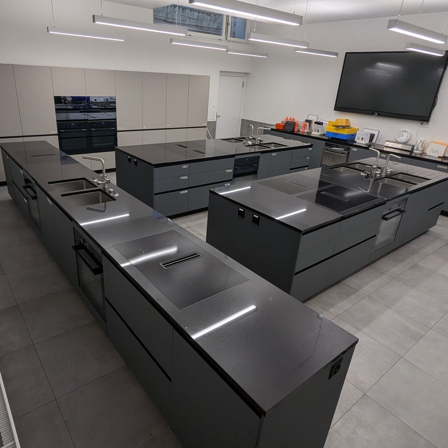 Voici la toute nouvelle cuisine pédagogique que nous avons conçue et installée au CO de Saint-Guérin. Un espace moderne, fonctionnel et inspirant, destiné à former les cuisiniers de demain dans les meilleures conditions. On espère que le légendaire livre Croqu'Menus a encore de beaux jours devant lui ! 😉 📷 Joël P. #FerdLiettiSA #CuisinePédagogique #SavoirFaireSuisse #photo2025 #accueil #news #cuisines