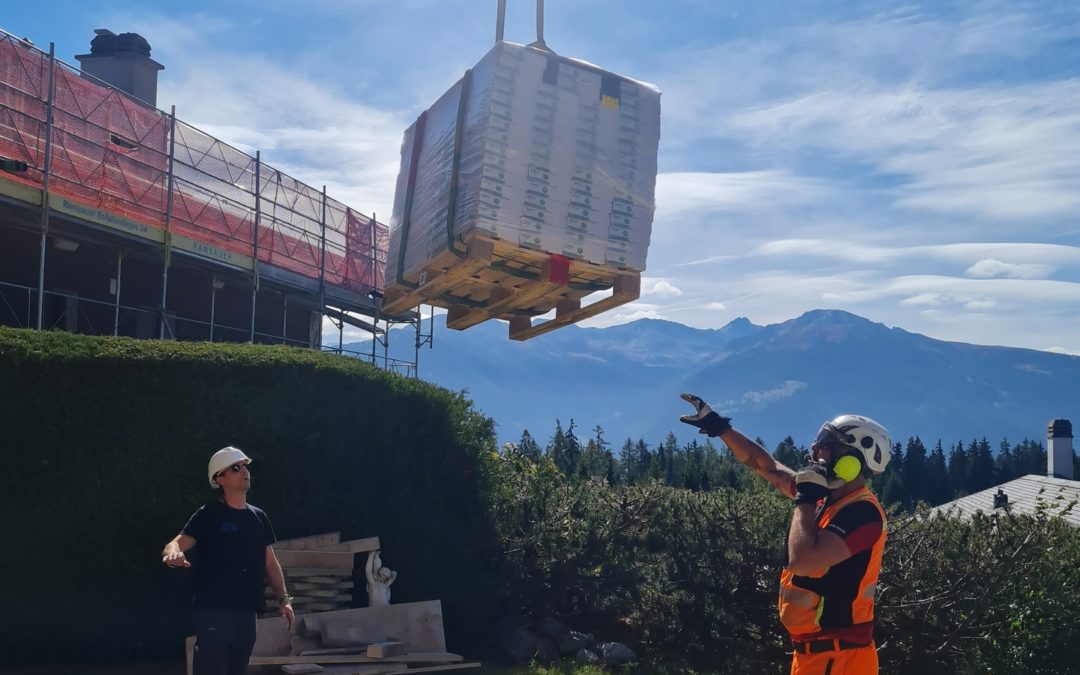 Carrelage, parquet, plâtre et sanitaire livrés directement sur chantier grâce à une logistique aérienne rapide et efficace. 📸 Christian R. #Livraison #Construction #CransMontana #Expertise #photo2025 #news