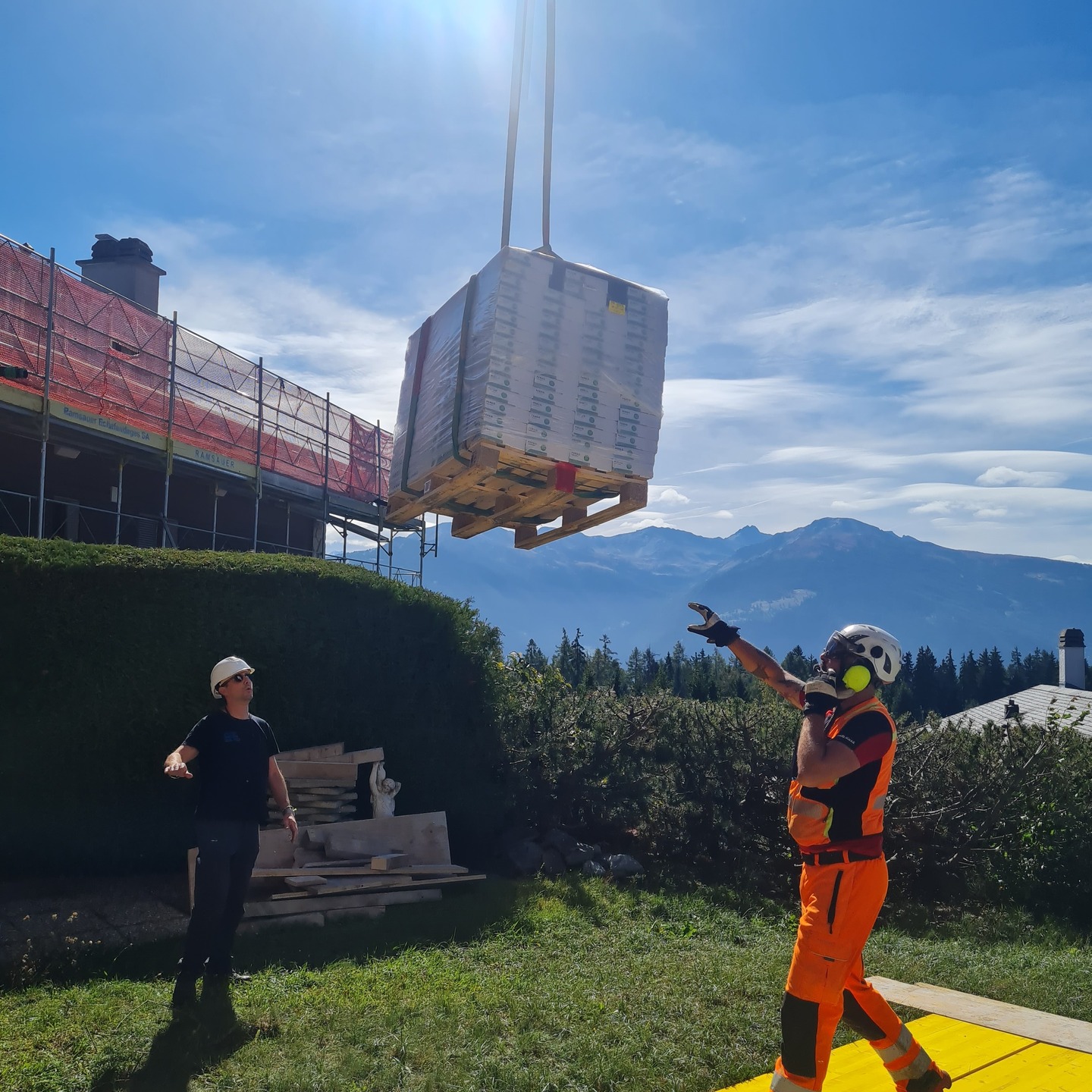Carrelage, parquet, plâtre et sanitaire livrés directement sur chantier grâce à une logistique aérienne rapide et efficace. 📸 Christian R. #Livraison #Construction #CransMontana #Expertise #photo2025 #news