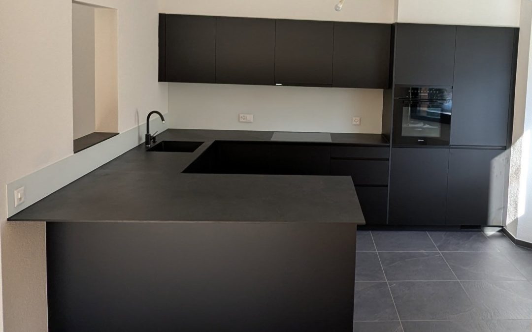 Design épuré, finitions noires mates et intégration parfaite des volumes. Alliance subtile entre élégance, fonctionnalité et modernité. 📍Vissigen 📷 Joël P. @bbx_mci #FerdLiettiSA #photo2025 #accueil #news #cuisines