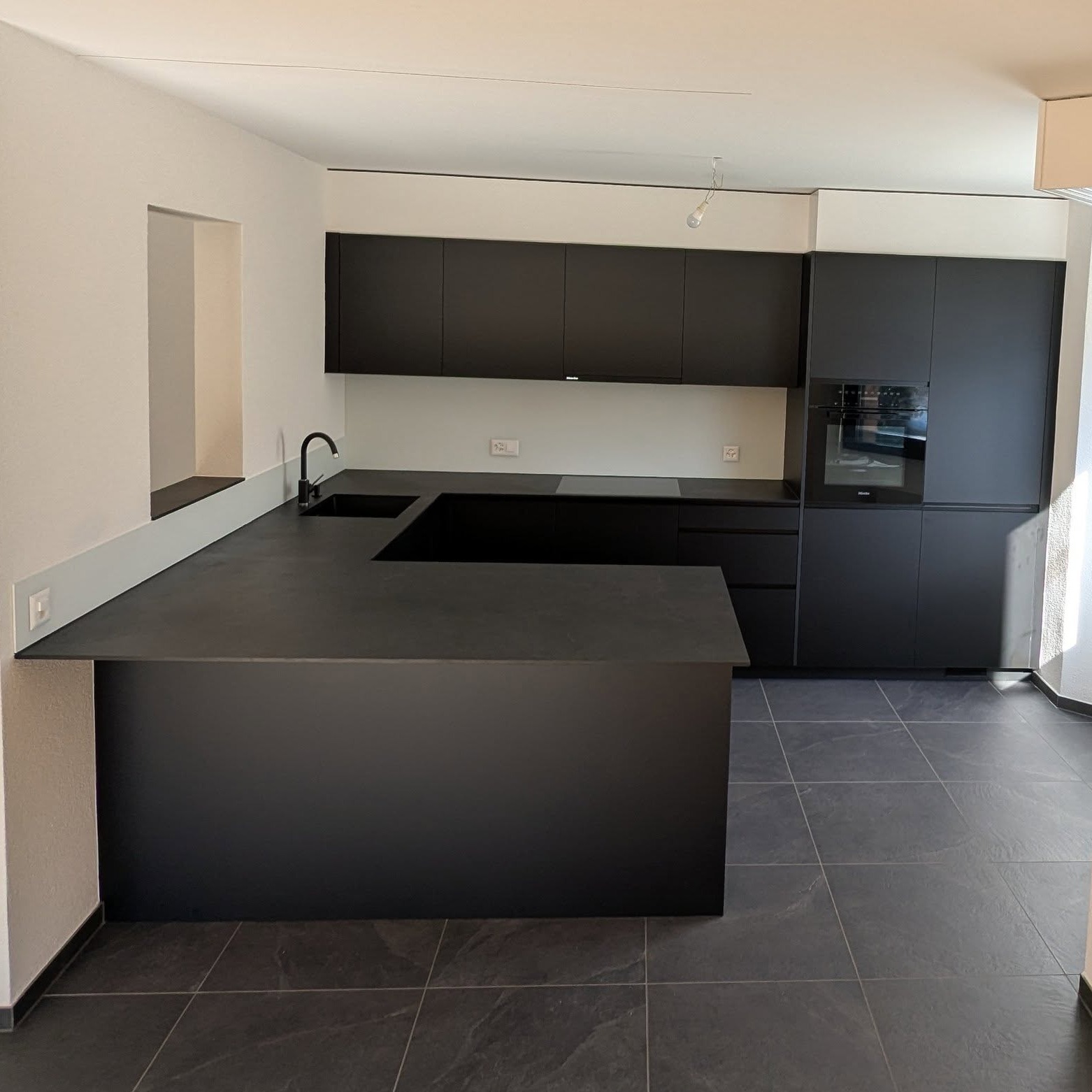 Design épuré, finitions noires mates et intégration parfaite des volumes. Alliance subtile entre élégance, fonctionnalité et modernité. 📍Vissigen 📷 Joël P. @bbx_mci #FerdLiettiSA #photo2025 #accueil #news #cuisines