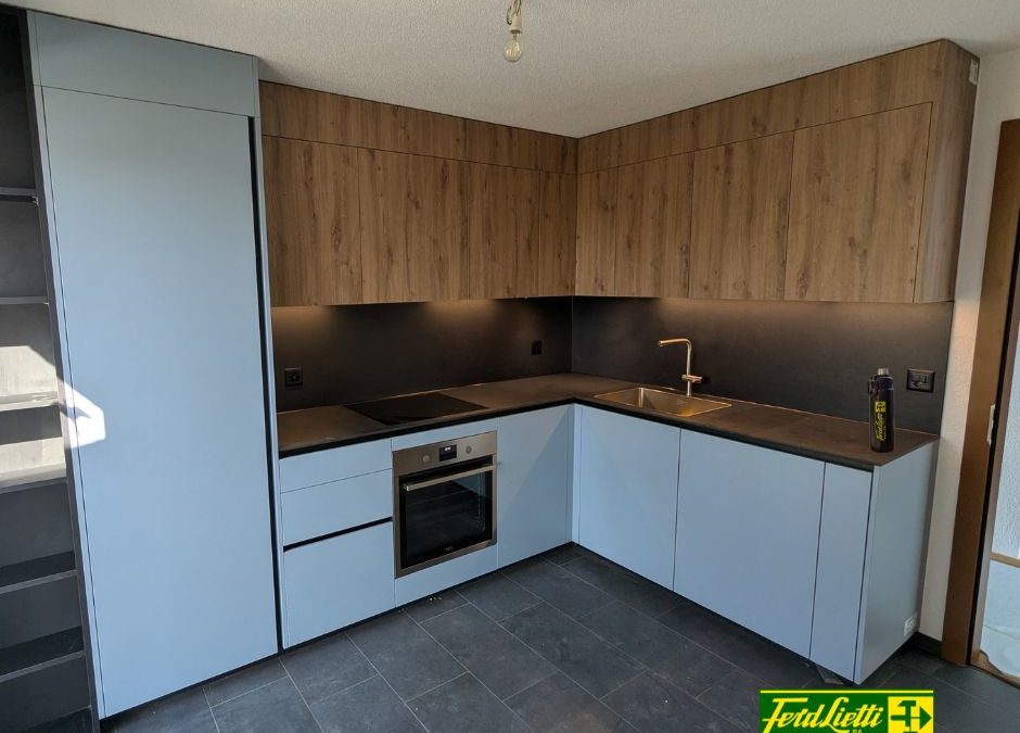 Découvrez notre dernière création signée Ferd. Lietti SA: Une cuisine élégante au design épuré, où le Bleu Horizon mat se marie avec le chêne ambré structuré. Le plan de travail et la crédence en Dekton apportent à l’ensemble un style moderne et solide. Équipements intégrés AEG et @siemenshomech, finition sans poignées, éclairage LED sous meubles hauts – chaque détail a été pensé pour allier fonctionnalité et esthétique. 📍 Savièse 📷 Joël P. #FerdLiettiSA #photo2025 #accueil #news #cuisines