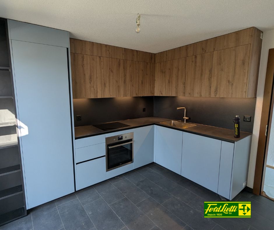 Découvrez notre dernière création signée Ferd. Lietti SA: Une cuisine élégante au design épuré, où le Bleu Horizon mat se marie avec le chêne ambré structuré. Le plan de travail et la crédence en Dekton apportent à l’ensemble un style moderne et solide. Équipements intégrés AEG et @siemenshomech, finition sans poignées, éclairage LED sous meubles hauts – chaque détail a été pensé pour allier fonctionnalité et esthétique. 📍 Savièse 📷 Joël P. #FerdLiettiSA #photo2025 #accueil #news #cuisines