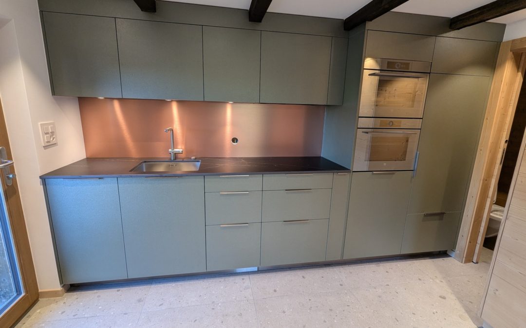 Très fiers du résultat ! Une réalisation Ferd. Lietti SA : modèle Alya, en mélaminé métallisé lichen, avec éléments graphite, poignées laiton brossé et crédence en verre miroir satiné. Équipée d’appareils @vzug, cette cuisine incarne notre exigence du détail et notre savoir-faire. 📍 Saint-Luc (Val d’Anniviers) 📷 Joël P. #FerdLiettiSA #photo2025 #accueil #news #cuisines