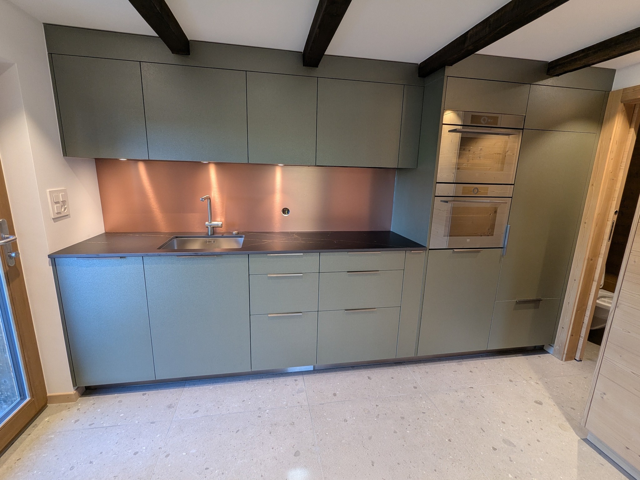 Très fiers du résultat ! Une réalisation Ferd. Lietti SA : modèle Alya, en mélaminé métallisé lichen, avec éléments graphite, poignées laiton brossé et crédence en verre miroir satiné. Équipée d’appareils @vzug, cette cuisine incarne notre exigence du détail et notre savoir-faire. 📍 Saint-Luc (Val d’Anniviers) 📷 Joël P. #FerdLiettiSA #photo2025 #accueil #news #cuisines