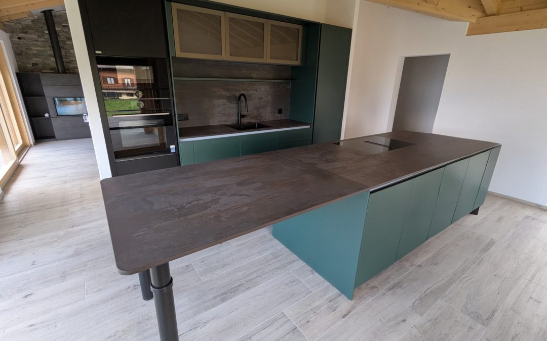 Une cuisine @snaiderocucine "Link" au style moderne, avec un superbe laqué Vert Alpes et un plan de travail Dekton Trilium. Équipements haut de gamme @@boschhomesuisse / @@siemenshomech, évier et robinetterie @franke_group Black Matt, finitions et éclairage soignés. 📍 Basse-Nendaz 🌐 www.lietti.ch 📷 Joël P. #FerdLiettiSA #photo2025 #accueil #news #cuisines