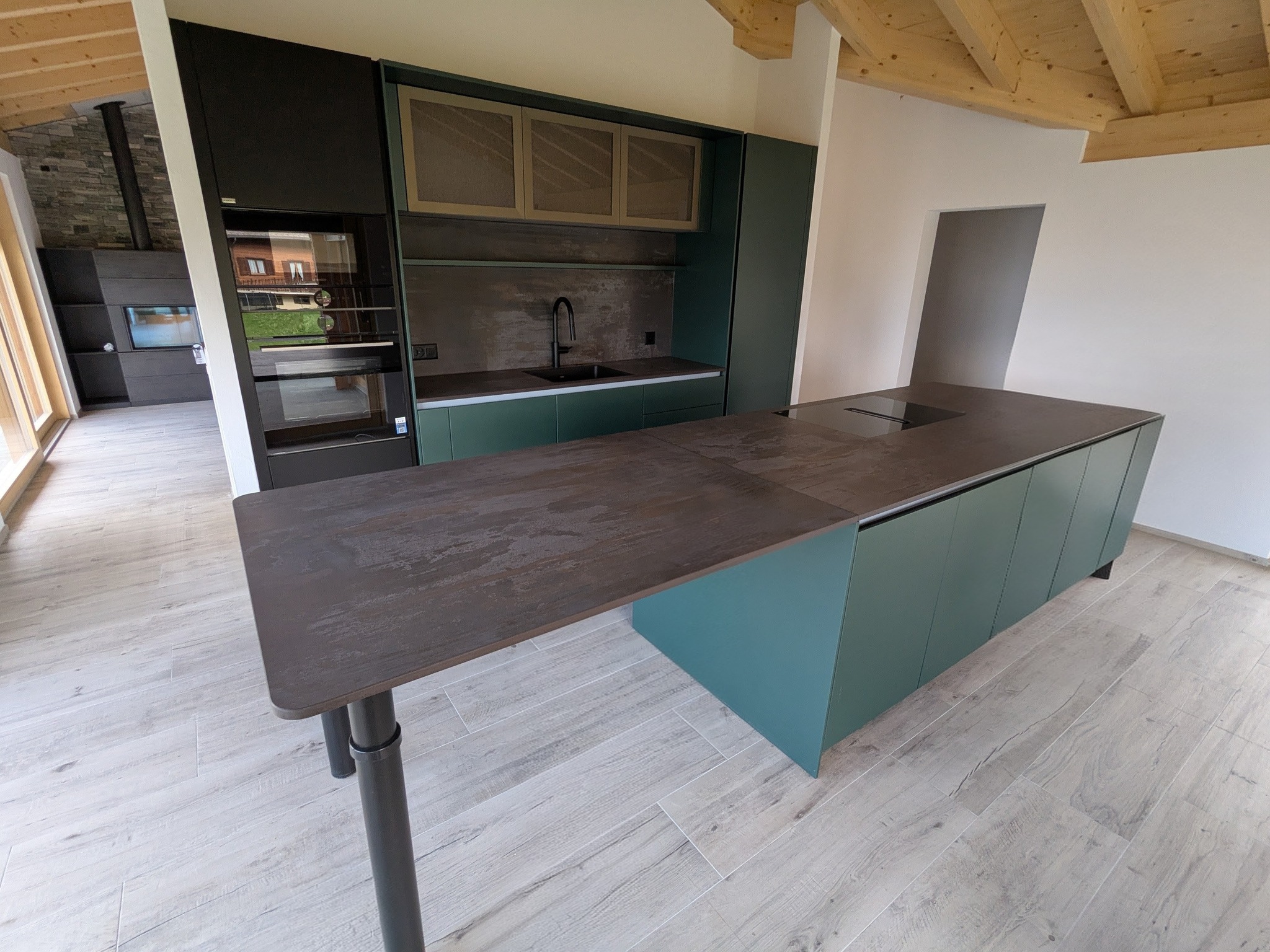 Une cuisine @snaiderocucine "Link" au style moderne, avec un superbe laqué Vert Alpes et un plan de travail Dekton Trilium. Équipements haut de gamme @@boschhomesuisse / @@siemenshomech, évier et robinetterie @franke_group Black Matt, finitions et éclairage soignés. 📍 Basse-Nendaz 🌐 www.lietti.ch 📷 Joël P. #FerdLiettiSA #photo2025 #accueil #news #cuisines