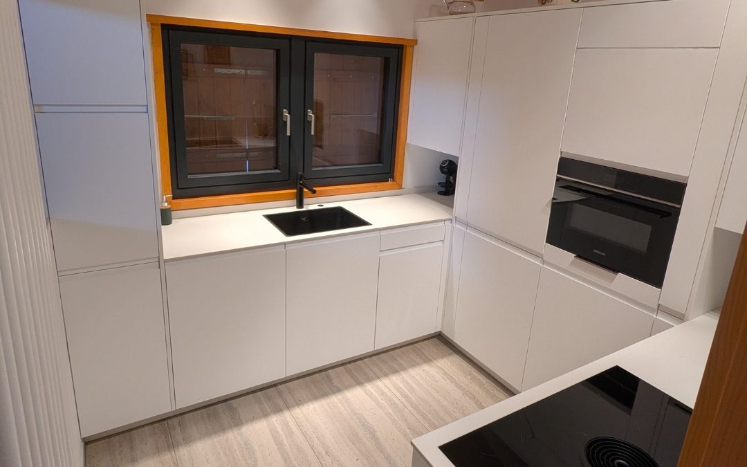 Ravis de partager la pose de cette cuisine contemporaine ✨ Un projet à l’esprit sobre et chaleureux, où le blanc mat, le bois apparent et les lignes épurées s’intègrent naturellement dans le cadre alpin. 👉 Four encastré @siemenshomech pour une performance fiable au quotidien. Un grand merci à notre client et à @anzimob pour leur confiance 🙏 📍 Anzère 🌐 www.lietti.ch 📷 Joël P. #FerdLiettiSA #photo2025 #accueil #news #cuisines