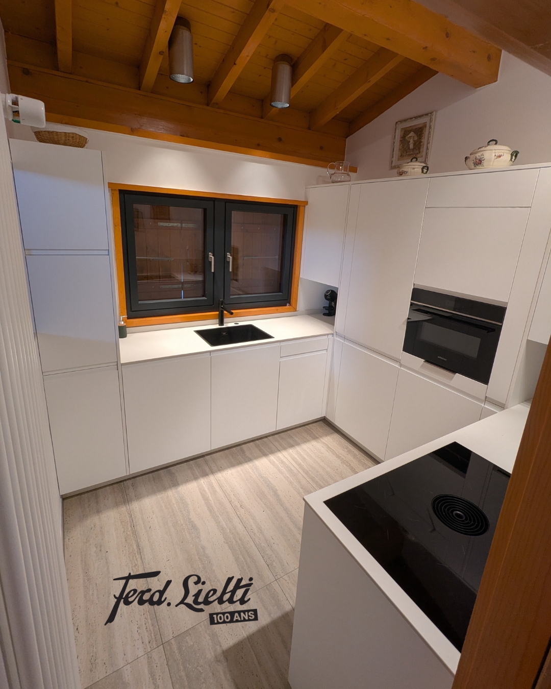 Ravis de partager la pose de cette cuisine contemporaine ✨ Un projet à l’esprit sobre et chaleureux, où le blanc mat, le bois apparent et les lignes épurées s’intègrent naturellement dans le cadre alpin. 👉 Four encastré @siemenshomech pour une performance fiable au quotidien. Un grand merci à notre client et à @anzimob pour leur confiance 🙏 📍 Anzère 🌐 www.lietti.ch 📷 Joël P. #FerdLiettiSA #photo2025 #accueil #news #cuisines