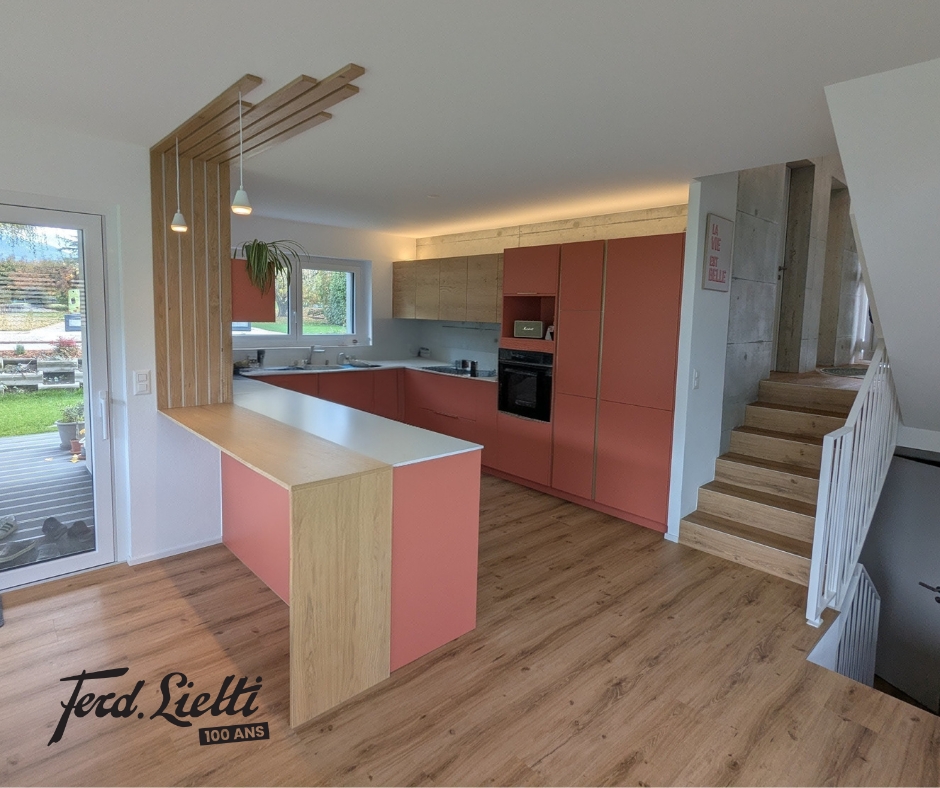 Lignes maîtrisées, finitions haut de gamme et électroménager @siemenshomech intégré avec précision pour une performance durable au quotidien. ✔️ Conception et pose sur mesure Chez Ferd. Lietti SA, chaque détail compte. 📍Réchy 📷 @prazjo #CuisineSurMesure #Siemens #DesignContemporain #SavoirFaire #FerdLiettiSA #photo2025 #accueil #news #cuisines