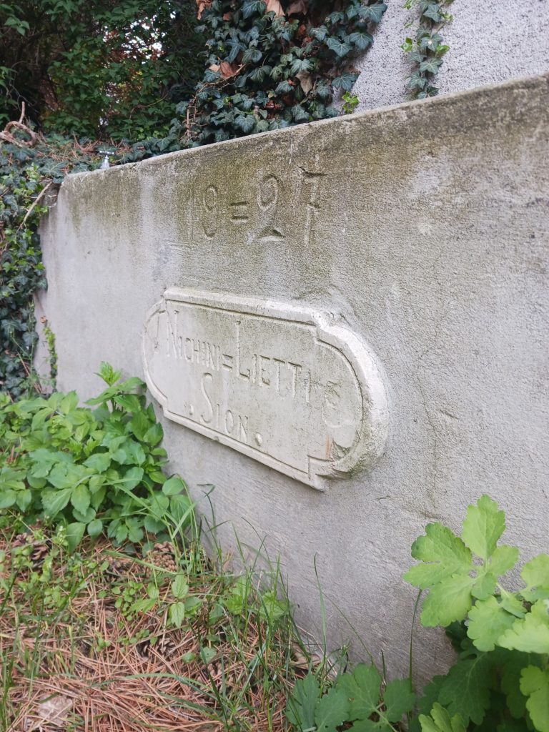 1927 Fontaine à Salins