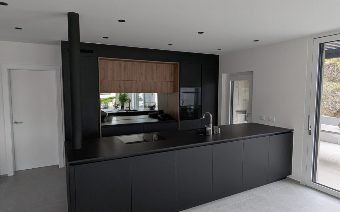 Nous avons le plaisir de vous partager cette cuisine réalisée pour l’un de nos clients à Miège. Un projet où chaque détail a été pensé pour allier design, performance et durabilité 👇 ▪️ Façades noir verni mat sans poignée pour un rendu épuré ▪️ Touches de chêne ambré structuré pour une ambiance chaleureuse ▪️ Électroménager haut de gamme @vzug ▪️ Éclairage LED intégré pour sublimer les lignes et les volumes ▪️ Robinetterie multifonctions pour un confort au quotidien ▪️ Îlot central pensé pour la convivialité et l’ergonomie 💡 Un projet clé en main, de la conception à la pose, réalisé avec le plus grand soin par nos équipes et toute la team cuisine, avec une mention particulière pour : 👏 @___melaniec___ , pour la conception, 🔧 @jo4lpz, pour la pose. 🙏 Un grand merci à notre client de Miège pour sa confiance. Nous lui souhaitons beaucoup de plaisir dans cette nouvelle cuisine. #FerdLietti #Cuisine #VZUG #Realisation #Valais #Miège #Design #Architecture #Interieur #SavoirFaire #100ans #Equipe #news #accueil