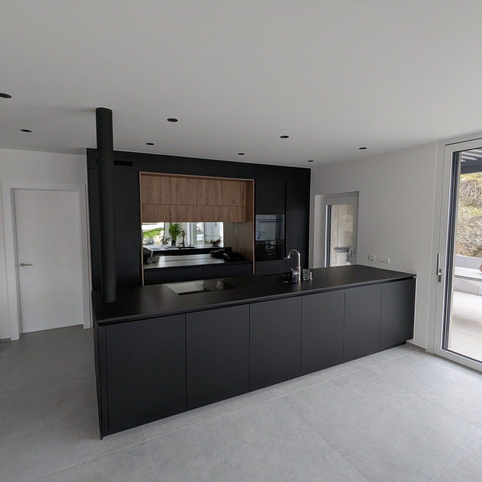 Nous avons le plaisir de vous partager cette cuisine réalisée pour l’un de nos clients à Miège. Un projet où chaque détail a été pensé pour allier design, performance et durabilité 👇 ▪️ Façades noir verni mat sans poignée pour un rendu épuré ▪️ Touches de chêne ambré structuré pour une ambiance chaleureuse ▪️ Électroménager haut de gamme @vzug ▪️ Éclairage LED intégré pour sublimer les lignes et les volumes ▪️ Robinetterie multifonctions pour un confort au quotidien ▪️ Îlot central pensé pour la convivialité et l’ergonomie 💡 Un projet clé en main, de la conception à la pose, réalisé avec le plus grand soin par nos équipes et toute la team cuisine, avec une mention particulière pour : 👏 @___melaniec___ , pour la conception, 🔧 @jo4lpz, pour la pose. 🙏 Un grand merci à notre client de Miège pour sa confiance. Nous lui souhaitons beaucoup de plaisir dans cette nouvelle cuisine. #FerdLietti #Cuisine #VZUG #Realisation #Valais #Miège #Design #Architecture #Interieur #SavoirFaire #100ans #Equipe #news #accueil