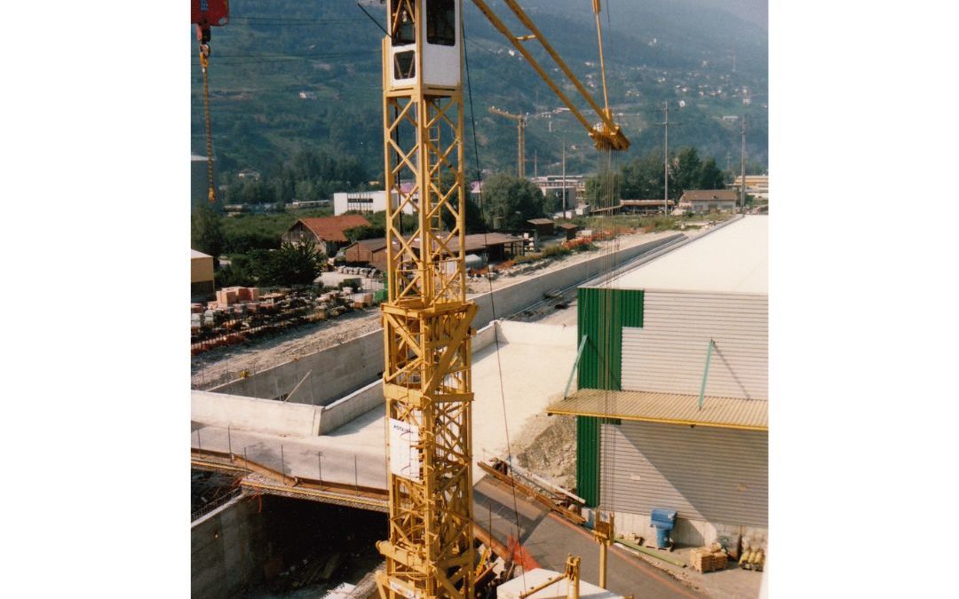 En 1987, lors de la construction de l’autoroute du Rhône (A9), le chantier passait sous notre site actuel. Les vibrations étaient si importantes que nous avions dû déplacer temporairement notre local informatique au centre de Sion afin de sécuriser les installations. Chaque vendredi, une nouvelle archive. #ArchivesFerdLietti #100ansFerdLietti #FerdLiettiSA #Valais #Sion #A9 #HistoireLocale #100