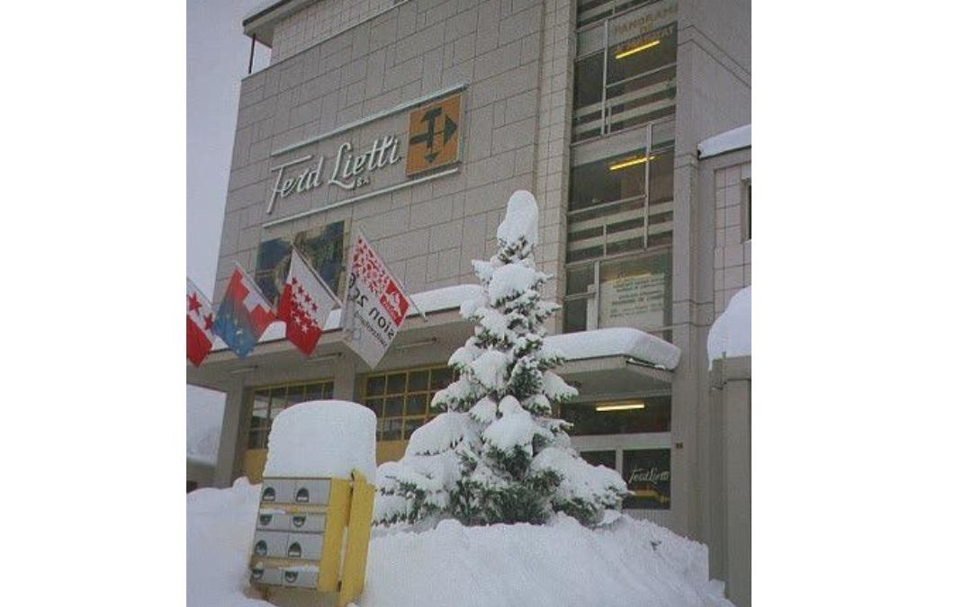 1999, après une chute de neige exceptionnelle ❄️ À cette époque, le 1er étage servait encore de dépôt, avec un quai permettant le chargement direct des camions. Le showroom se trouvait uniquement aux étages supérieurs. Clin d’œil au drapeau « Sion 2006 » en façade… une candidature @olympics qui a marqué les esprits. #ArchivesLietti #100ansLietti #Sion #Valais #100