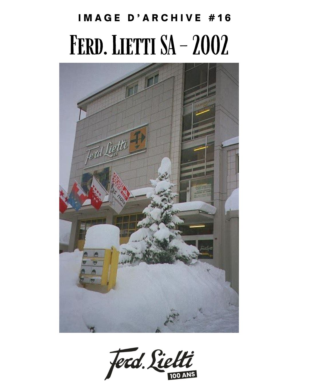 1999, après une chute de neige exceptionnelle ❄️ À cette époque, le 1er étage servait encore de dépôt, avec un quai permettant le chargement direct des camions. Le showroom se trouvait uniquement aux étages supérieurs. Clin d’œil au drapeau « Sion 2006 » en façade… une candidature @olympics qui a marqué les esprits. #ArchivesLietti #100ansLietti #Sion #Valais #100