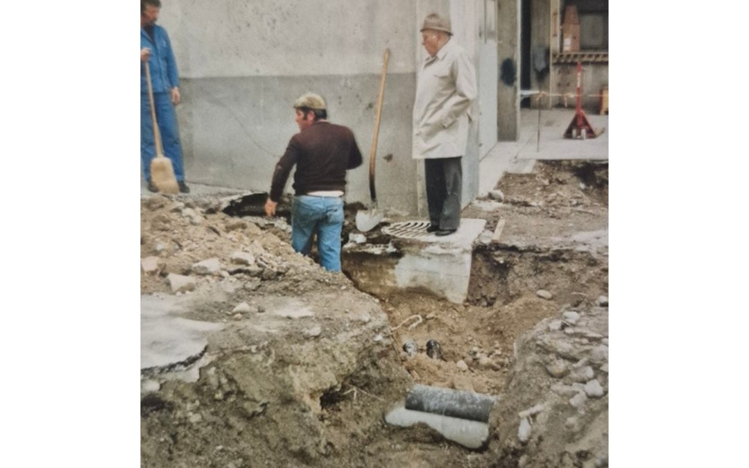 Deux collaborateurs et M. Fernand Lietti (2ᵉ génération) en train de planifier la suite des travaux. #100ansFerdLietti #ArchivesFerdLietti #Depuis1926 #100 #Sion #Valais #Construction #100ans