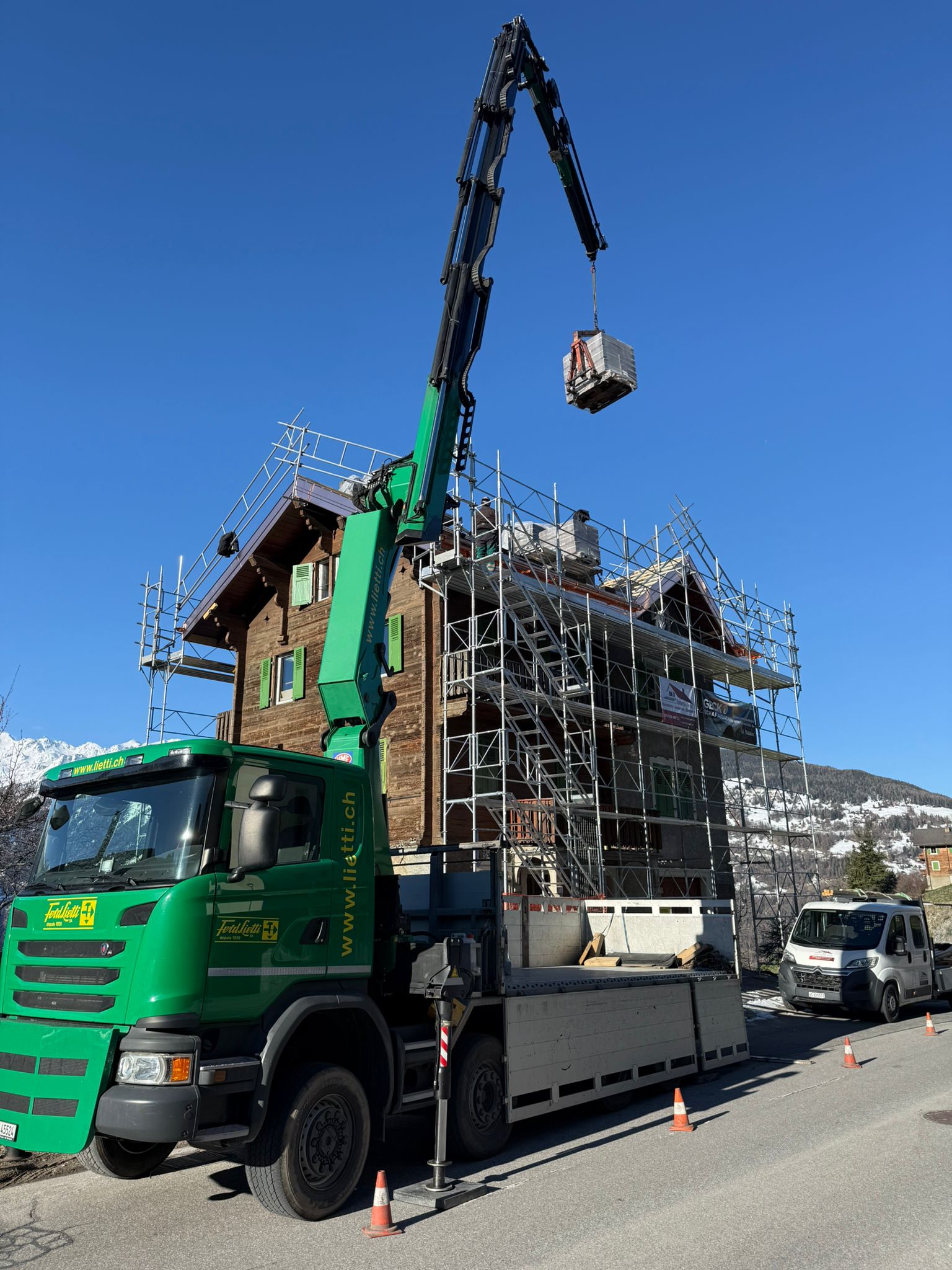👏 Bravo aux équipes pour cette livraison ! #FerdLietti #Livraison #Toiture #Valais #Chantier #Logistique #news #accueil