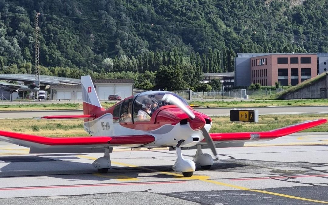 Dans le cadre des 100 ans de @ferd.liettisa, nous avons partagé un magnifique après-midi à l’aéroport de Sion. Au programme : partie officielle dans nos dépôts, gâteau d’anniversaire, remise des cadeaux, vols panoramiques, visite des pompiers de l’aéroport, découverte de la tour de contrôle, puis apéritif et repas. Un grand merci à toutes nos collaboratrices et tous nos collaborateurs pour leur présence et leur bonne humeur. Merci à celles et ceux qui, chaque jour, contribuent à écrire la suite de l’histoire de Ferd. Lietti SA. Merci également à @stiss_glass et @swissmilitarybychrono, à la @boulangeriemichellod, à @sionairport, au @gvmsion , aux pompiers de l’aéroport, au personnel de la tour de contrôle et au @restaurant_terminal60 pour leur accueil et leur contribution à cette belle journée. L’aftermovie et les photos officielles arrivent prochainement 📸 @thecanif #Lietti100ans #news #accueil #100