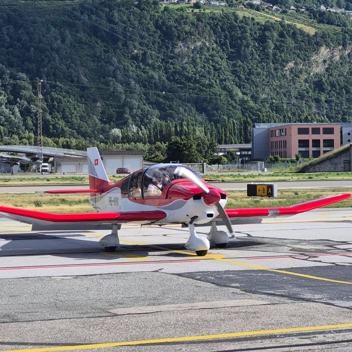 Dans le cadre des 100 ans de @ferd.liettisa, nous avons partagé un magnifique après-midi à l’aéroport de Sion. Au programme : partie officielle dans nos dépôts, gâteau d’anniversaire, remise des cadeaux, vols panoramiques, visite des pompiers de l’aéroport, découverte de la tour de contrôle, puis apéritif et repas. Un grand merci à toutes nos collaboratrices et tous nos collaborateurs pour leur présence et leur bonne humeur. Merci à celles et ceux qui, chaque jour, contribuent à écrire la suite de l’histoire de Ferd. Lietti SA. Merci également à @stiss_glass et @swissmilitarybychrono, à la @boulangeriemichellod, à @sionairport, au @gvmsion , aux pompiers de l’aéroport, au personnel de la tour de contrôle et au @restaurant_terminal60 pour leur accueil et leur contribution à cette belle journée. L’aftermovie et les photos officielles arrivent prochainement 📸 @thecanif #Lietti100ans #news #accueil #100