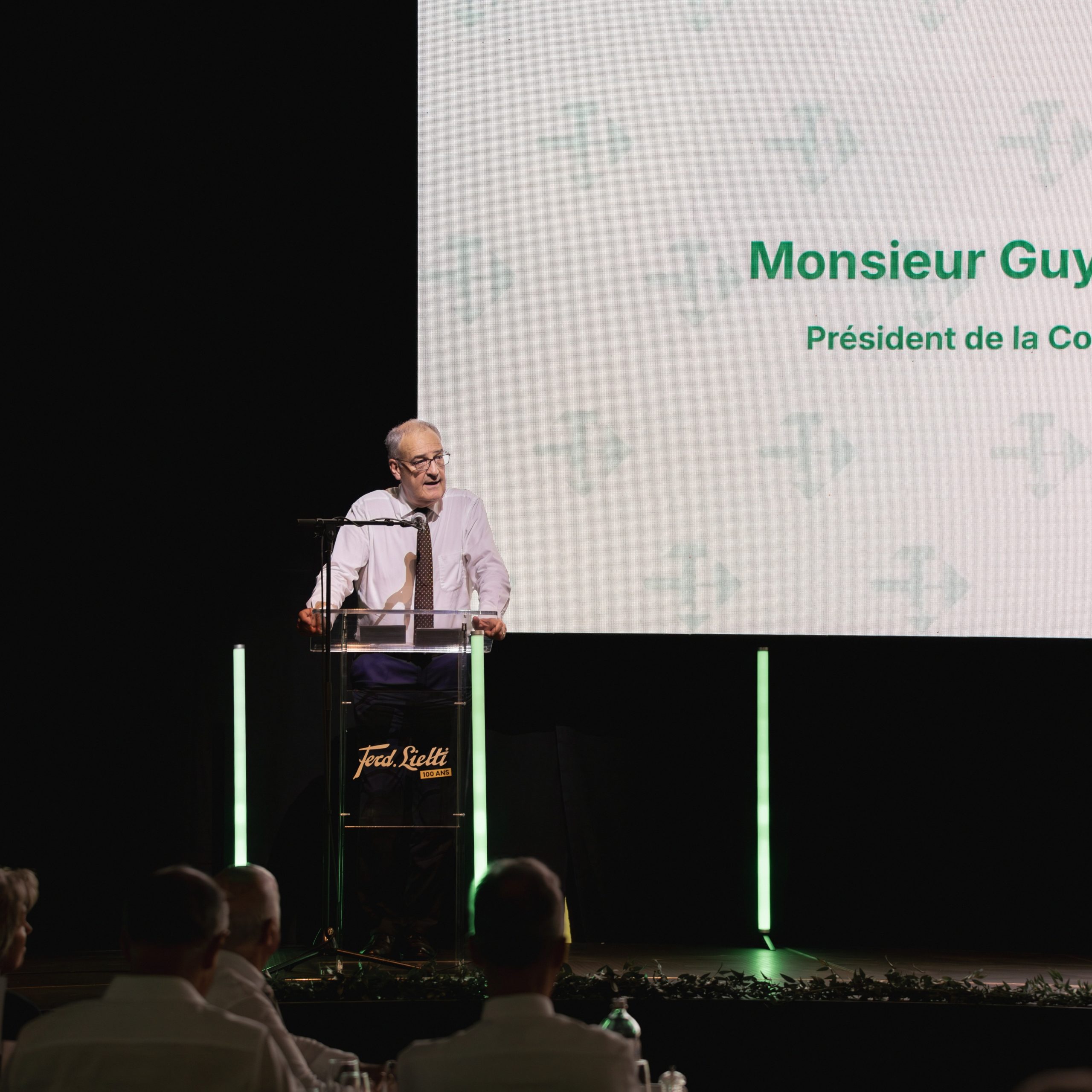 Nous avons eu l’immense honneur d’accueillir Monsieur @guyparmelin, président de la Confédération, à l’occasion des 100 ans de Ferd. Lietti SA. Après une visite de notre showroom et de nos installations logistiques, Monsieur le Président a pris part à la cérémonie officielle. Nous avons particulièrement apprécié son intérêt pour nos activités, sa simplicité et la qualité des échanges. Dans son allocution, il a rappelé que 99 % des entreprises suisses sont des PME et souligné la force des entreprises familiales transmises au fil des générations. Des paroles qui résonnent profondément avec notre histoire. Merci, Monsieur le Président, d’avoir partagé cette étape historique avec toute la maison Lietti. Votre présence restera l’un des moments marquants de notre centenaire. #FerdLietti #GuyParmelin #PME #EntrepriseFamiliale #Valais #news #accueil #100