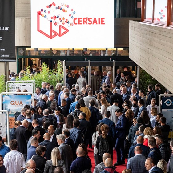 Direction Bologne pour faire le plein d’inspiration. Bertrand et Christian, responsables de nos départements Sanitaires et Carrelages, se sont rendus à la Cersaie 2026, le rendez-vous international dédié au carrelage, à la céramique et à l’aménagement de la salle de bains. Au programme : grands formats, matières naturelles, reliefs, nouvelles textures et solutions de personnalisation. Autant de tendances et de nouveautés qui viendront nourrir nos futurs projets et enrichir les conseils proposés à nos clients. 📍 Retrouvez nos équipes dans nos expositions pour découvrir les nouveautés et être accompagnés dans vos choix. #ferdlietti #cersaie2026 #carrelage #salledebains #sanitaire #nouveautés #sion #valais #100 #accueil #news